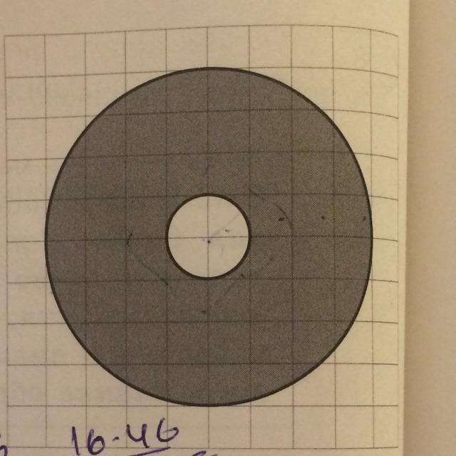 На клетчатой бумаге нарисованы два. Площадь внутреннего круга. Площадь заштрихованной фигуры круга. Площадь внутреннего круга равна 46. Найти площадь заштрихованного круга.
